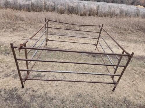 COLLAPSIBLE BALE FEEDER